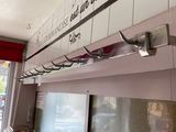 une photo d'un panneau accroché au-dessus du comptoir d'un restaurant