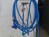 un tuyau bleu fixé au mur d'une salle de bains