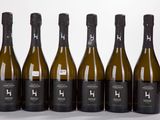 six bouteilles de vin alignées sur une table