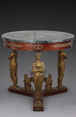 une image représentant une table avec un plateau en marbre sur lequel sont posées des statues
