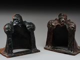 paire de serre-livres en bronze représentant un homme et une femme assis sur un trône