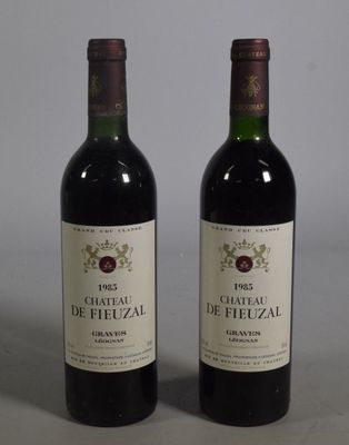 deux bouteilles de vin posées l'une à côté de l'autre sur une table