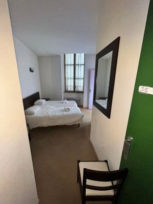 une pièce avec un lit et une chaise dedans