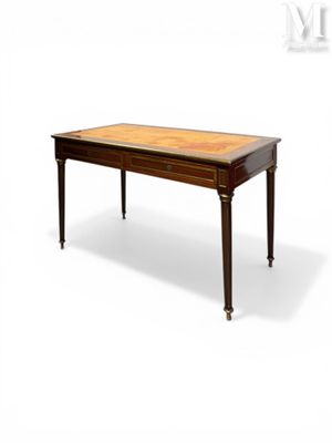image d'une table avec un plateau en bois sur fond blanc