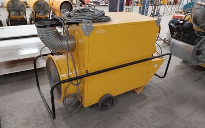 une machine jaune qui se trouve dans une pièce