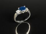 bague en saphir bleu et diamant sur fond noir