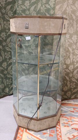 SWAROVSKI : vitrine octogonale (une vitre fendue) H : 96 x 45.5