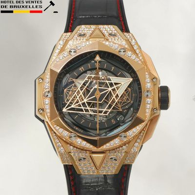 un gros plan d'une montre en or sertie de diamants
