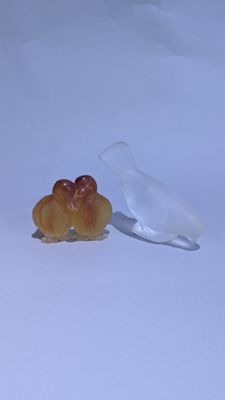 deux fruits posés sur une table à côté d'un sac en plastique