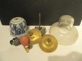 de nombreux objets en verre posés sur une table blanche