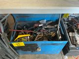 une boîte bleue contenant des outils, posée sur le sol