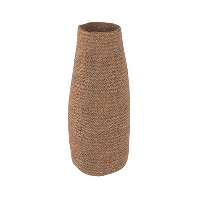 Ce grand vase est fabriqué dans un matériau tressé et possède un socle marron.