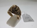 l'image d'une bague en or ornée d'une pierre noire