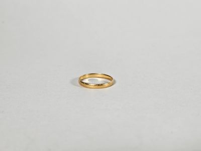 Alliance en or jaune 18K (750°/°°). Tour de doigt : 59 - Poids : 1,9 g