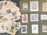 de nombreux types de timbres sur la table