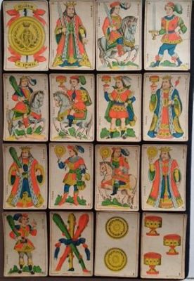 une photo d'une collection de cartes à jouer exposée