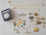 une photo d'une table sur laquelle sont disposés de nombreux bijoux