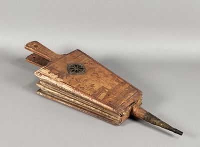 une petite boîte en bois munie d'une poignée en métal