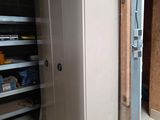 une photo d'un réfrigérateur blanc dans un garage