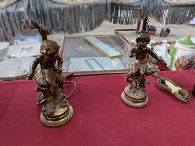 trois figurines posées sur une table recouverte d'une nappe rouge