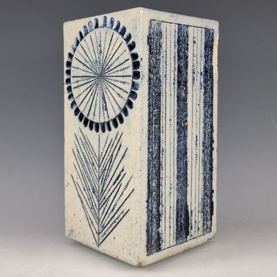 un vase bleu et blanc orné d'un motif