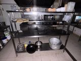 une cuisine équipée d'une cuisinière, d'un évier et d'autres éléments sur le plan de travail