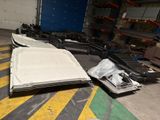 de nombreux bagages posés par terre dans un entrepôt