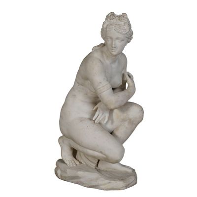 statue en marbre représentant un garçon agenouillé sur un rocher, tenant une fleur
