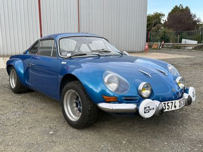 une voiture de sport bleue garée devant un immeuble