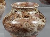 de nombreux types de vases exposés dans une vitrine