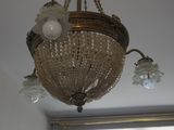 un lustre suspendu au plafond d'une pièce