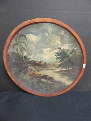 une photo d'un tableau représentant un paysage, dans un cadre en bois