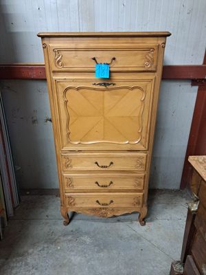 une photo d'une armoire en bois sur laquelle est accrochée une étiquette bleue