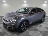 une voiture grise garée sur le sol en damier d'un garage