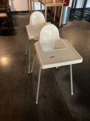 Un lot de deux chaises bébé. EXPOSITION LE 1ER ARVIL DE 14h3…