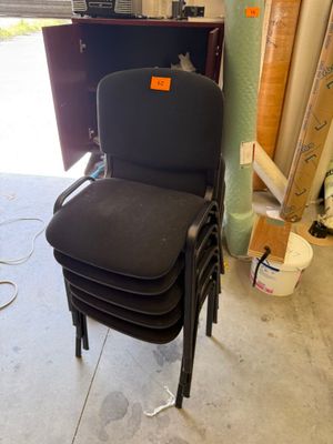 une chaise noire qui se trouve dans un garage