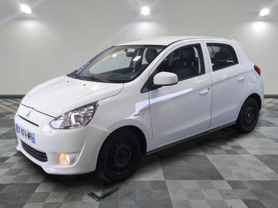 la photo d'une voiture blanche garée dans un garage