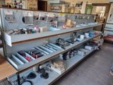 de nombreuses étagères contenant divers articles dans un magasin