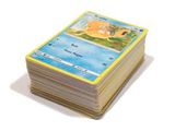 une pile de cartes empilées les unes sur les autres sur une surface blanche