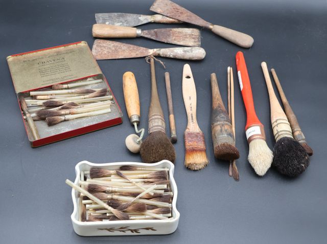 Pinceau et outillage d’un décorateur sur porcelaine