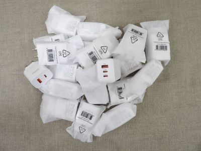 une pile de sacs blancs contenant de la nourriture posée sur une table
