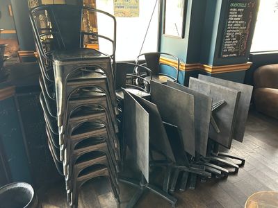 un grand nombre de chaises empilées les unes sur les autres