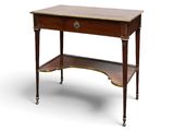une image représentant une petite table avec une étagère en dessous