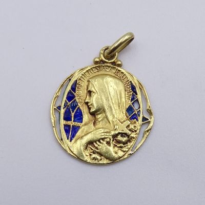 un gros plan sur une médaille d'or représentant une femme tenant un chat