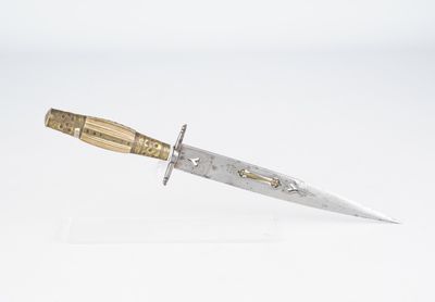 l'image d'un couteau sur une surface blanche