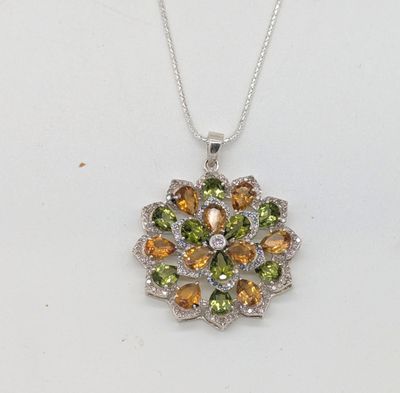 un gros plan d'un collier orné d'un motif floral