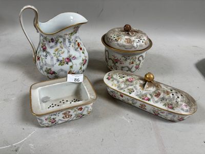trois pièces de porcelaine exposées sur une table