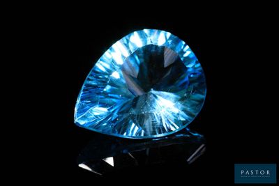 gros plan d'un diamant bleu sur une surface noire