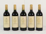 quatre bouteilles de vin sont alignées sur une table