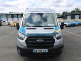 une camionnette bleue et blanche garée sur un parking